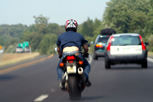 ¿La circulación de motocicletas entre carriles podría exponer a los motociclistas a responsabilidades?