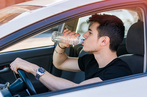 La conducción en estado de deshidratación: ¿un nuevo factor de riesgo para los accidentes de coche?