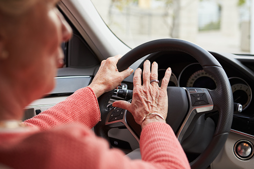 Una investigación de AAA relaciona las caídas y el riesgo de accidente de coche en los conductores de edad avanzada