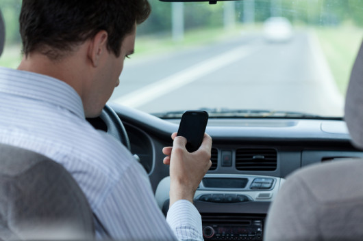 ¿Las compañías de teléfonos celulares deberían tener un papel en la prevención de los accidentes de coche? 