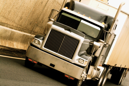 Pregunte a un abogado de accidentes del camión de Riverside: ¿Qué normas y reglamentos regulan los camiones comerciales?