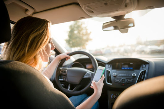Los 5 malos hábitos de conducción que pueden conllevar accidentes automovilísticos en California 