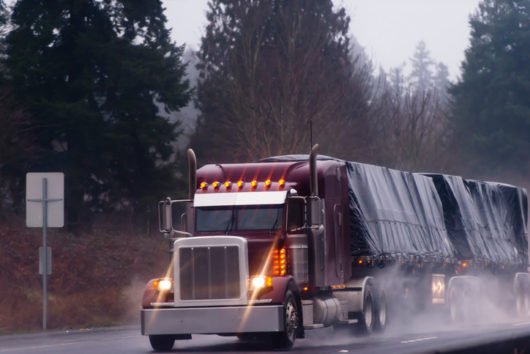 Los conductores de camión deben tener un cuidado especial durante el clima adverso: ¿Pero lo hacen?