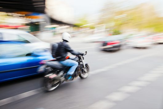 6 cosas que un abogado de accidentes de moto de San Bernardino quiere que sepa sobre la división de carriles