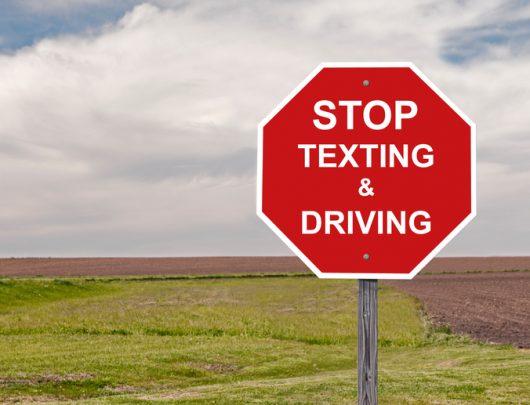 ¿Conducir mientras envía mensajes es realmente más peligroso que conducir tomado?