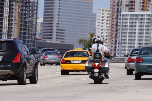En California, el paso de las motos entre carriles no siempre es adecuado: Aprenda a evitar accidentes de moto 