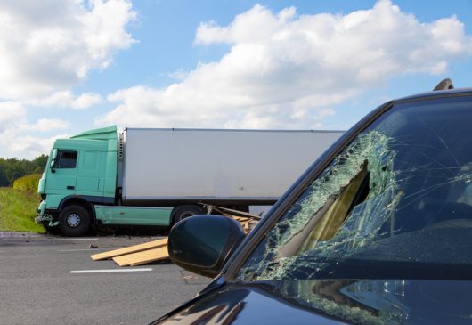 Los accidentes de camiones de California están en aumento: ¿Puede adivinar las 3 causas más comunes?