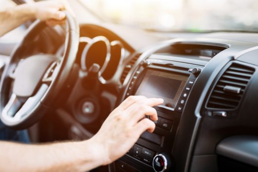 Un estudio nuevo de AAA muestra lo peligroso que pueden ser las nuevas tecnologías en los automóviles 