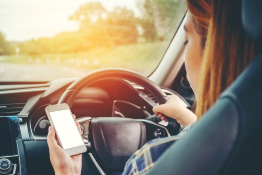 ¿Podrá una nueva ley de California dar respuesta al grave problema de la conducción distraída? 