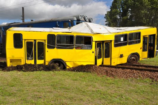 Una colisión con un autobús y un tren es seguro que resulta en lesiones graves