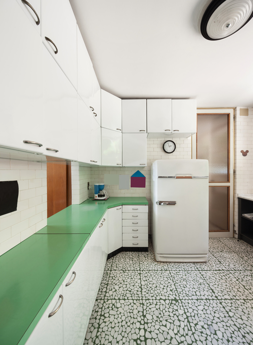 Una mujer se lesiona limpiando un armario de cocina: ¿el propietario del apartamento es el responsable?