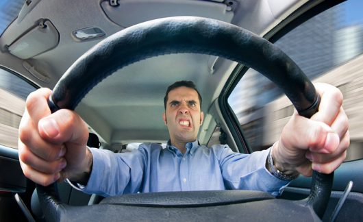 Cómo lidiar con la conducción agresiva en las carreteras de California