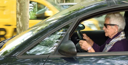 La seguridad de los conductores mayores detrás del volante: ¿Estos dispositivos podrían ayudar?