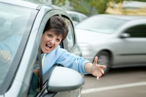 3 maneras en que puede reducir su conducción agresiva para evitar accidentes