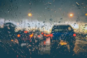7 consejos para ayudarle a evitar un accidente automovilístico cuando llueve