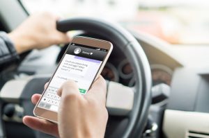 ¿Podrían ciertas aplicaciones estar causando el aumento en accidentes por conducción distraída?