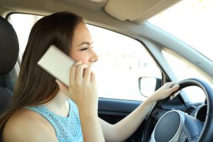 Cada vez más personas usan teléfonos celulares mientras conducen