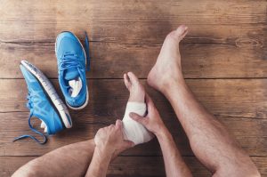 Los accidentes de caída por resbalón pueden ocasionar lesiones significativas en el tobillo