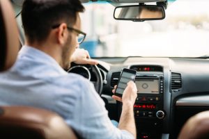 ¿Los conductores que usan sus teléfonos son automáticamente responsables de los accidente de coche que tengan?
