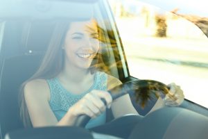 Proteja a su adolescente cuando conduzca este verano imponiendo estas reglas