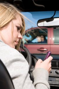Prevenir los errores más comunes de los conductores adolescentes puede salvar vidas