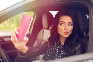 Conducción peligrosa: los adolescentes que se toman selfies mientras conducen son una amenaza seria