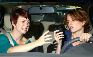 Cómo evitar la conducción distraída cuando es el pasajero: nuestros mejores consejos