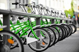¿Qué efecto tienen los programas de uso compartido de bicicletas en las tasas de accidentes de bicicleta?