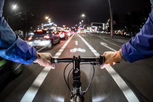 ¿Los conductores deberían mejorar su atención a las bicicletas que se encuentran en la carretera?