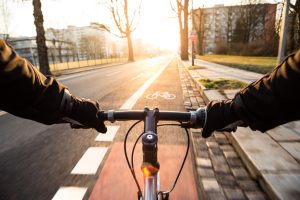 ¿Ir en bicicleta es más seguro que conducir? Puede ser que sí, si sigue estos consejos