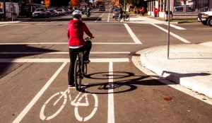 Es obligatorio que algunos ciclistas usen cascos, ¿pero estas leyes realmente ayudan?