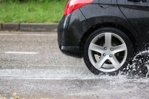 5 consejos para conducir con seguridad en un día lluvioso en California 