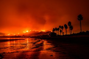 Se ha presentado una demanda contra una compañía de servicios públicos por su supuesto rol en los incendios forestales de California