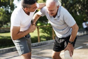 La edad de un adulto mayor puede afectar su demanda por lesiones personales