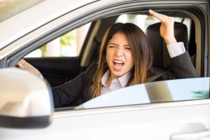 La conducción agresiva es peligrosa: sepa cómo puede protegerse