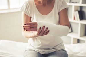 Muchos tipos de accidentes pueden causar fracturas óseas