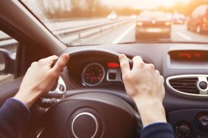 4 factores que determinan la velocidad razonable en las carreteras de California