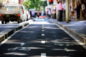 Saber por dónde pueden circular los ciclistas puede prevenir accidentes de bicicleta