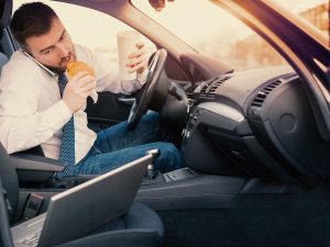 Conocer los comportamientos comunes de los conductores distraídos podría salvar su vida