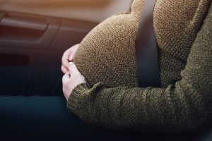 Siga estos importantes consejos si usted tiene un accidente de coche mientras está embarazada