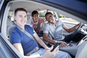 Buenas noticias para los padres de adolescentes: el uso del cinturón de seguridad entre los adolescentes de California está muy por encima del promedio