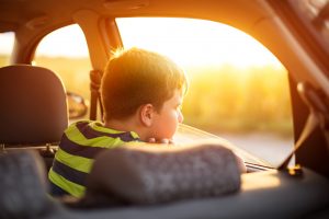 ¿Su hijo viaja seguro en su coche? Descubra cómo prevenir una muerte por insolación este verano