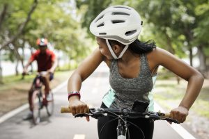 Aprenda lo importante que es usar un casco al usar su bicicleta y cómo seleccionar el adecuado