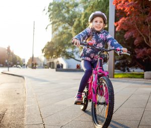 Aprenda la mejor manera de mantener a sus hijos seguros cuando anden en bicicleta este verano