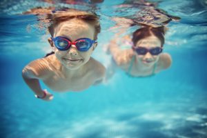 ¿Qué tan seguros están sus hijos en una piscina pública? Conozca los requisitos para prevenir accidentes por ahogamiento