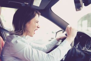 Sepa cómo protegerse de los conductores agresivos en la carretera