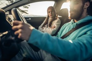 ¿Por qué es más probable que las mujeres tengan accidentes automovilísticos fatales que los hombres?