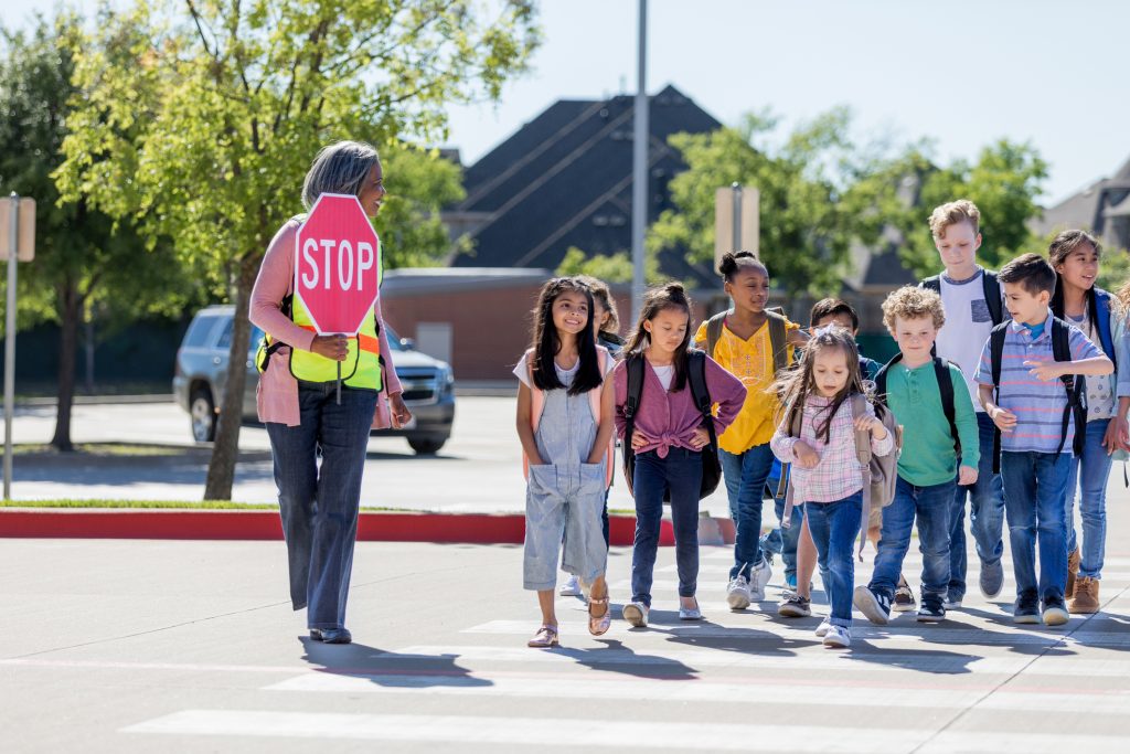6 pasos que las ciudades pueden tomar para mejorar la seguridad de los niños cuando van y vuelven de la escuela