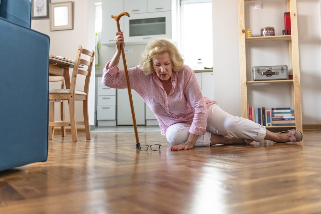 Las caídas son un riesgo grave para las personas mayores: aprenda a prevenirlas
