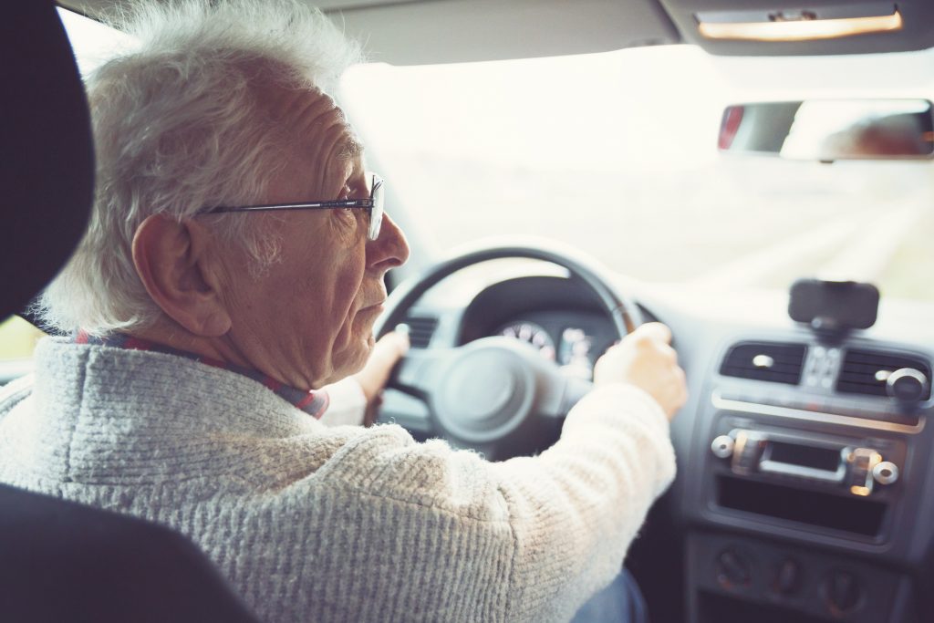 Ajustes simples que pueden ayudar a las personas mayores a conducir de manera más segura